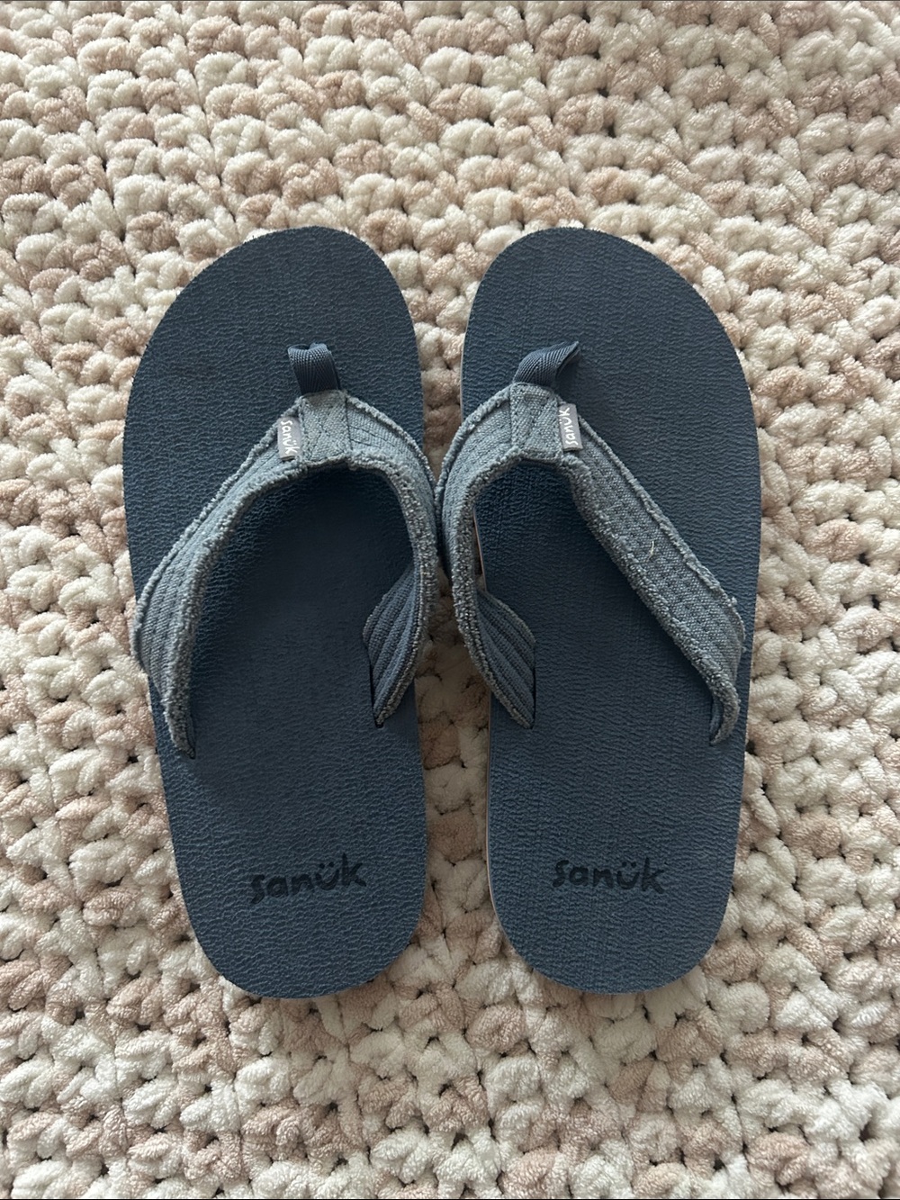 Sanuk Kids Black and Gray Flip Flop Sandals size 4-5